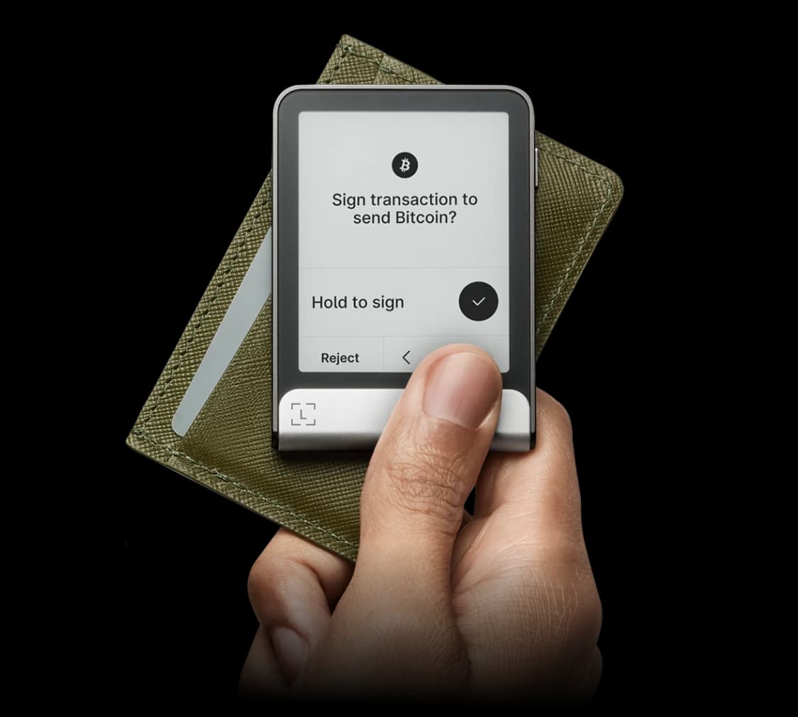 Ledger Flex compact design and customizable lock screen